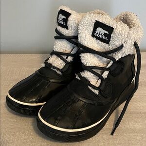 Sorel Women's Black and Cream Winter Boots